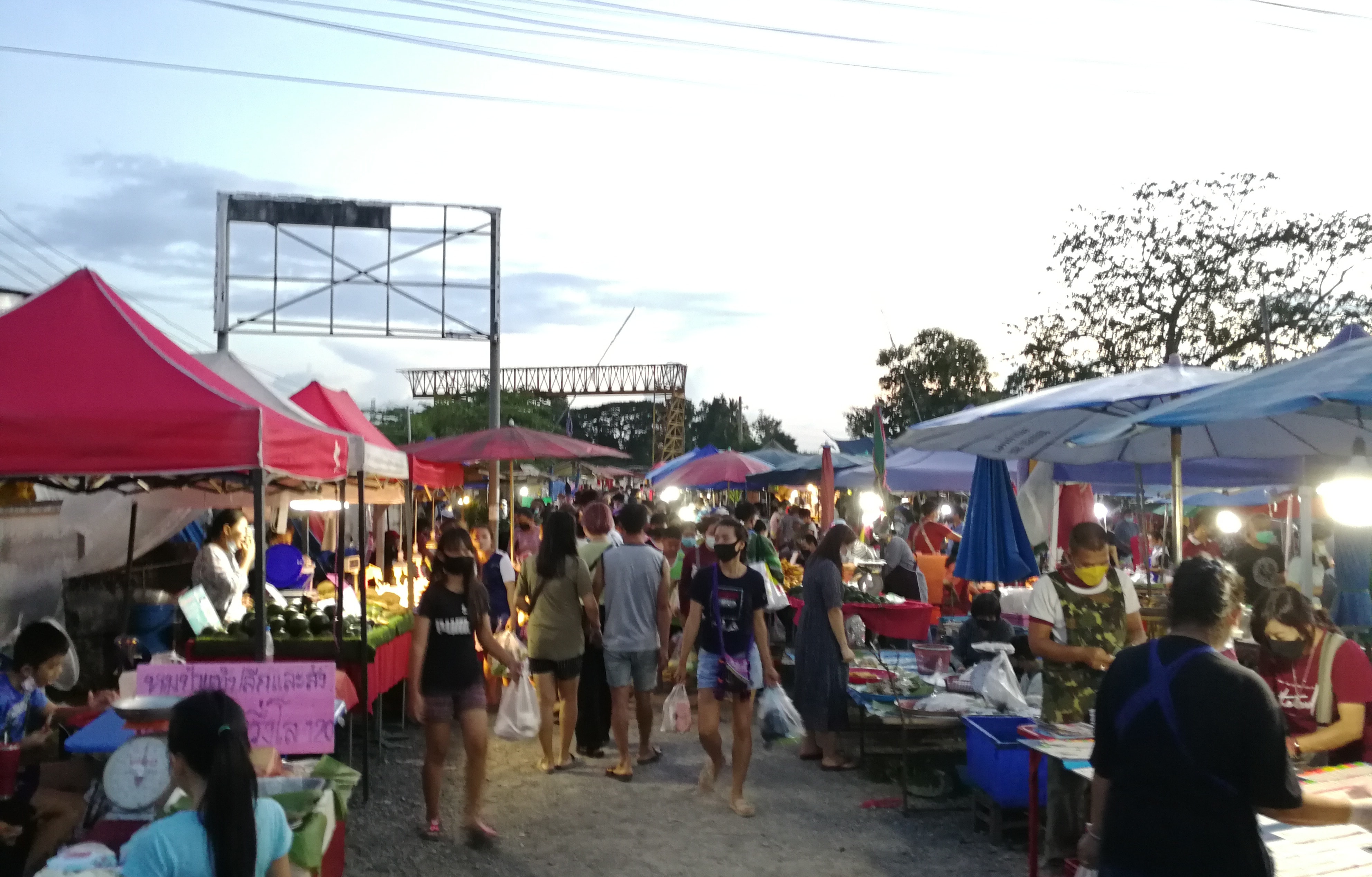 チェンマイのタイ古式マッサージスクール「V-チェンマイ」の青空市場