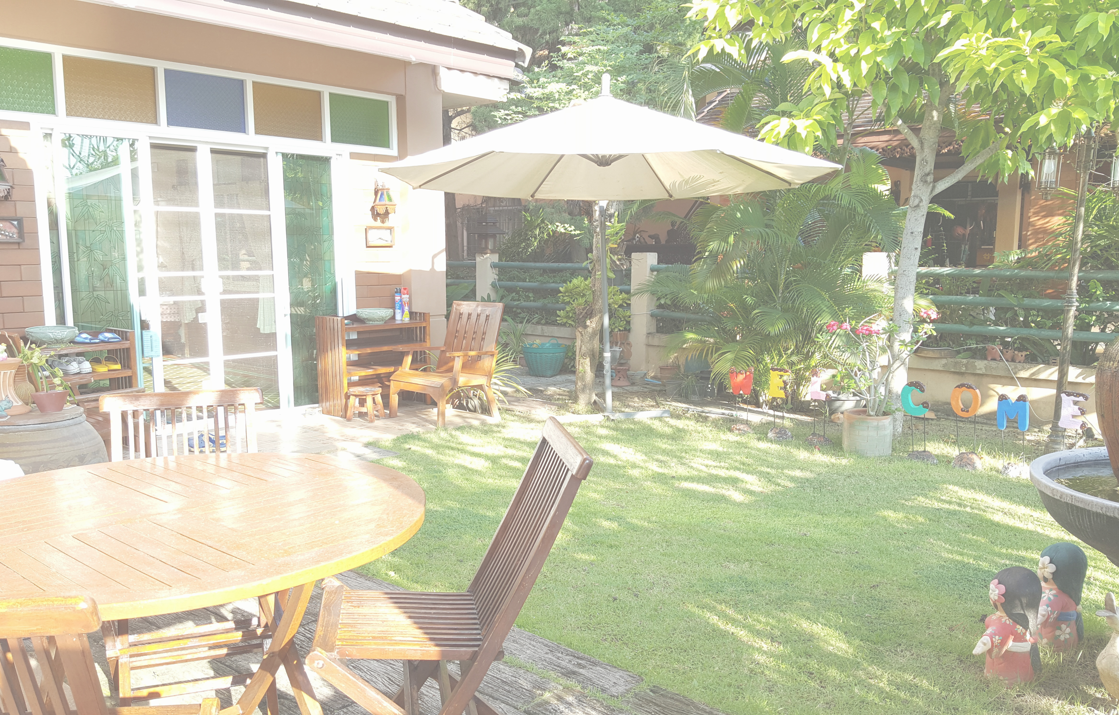 チェンマイの女性専用タイ古式マッサージスクール「V-チェンマイ」の寛ぎの庭