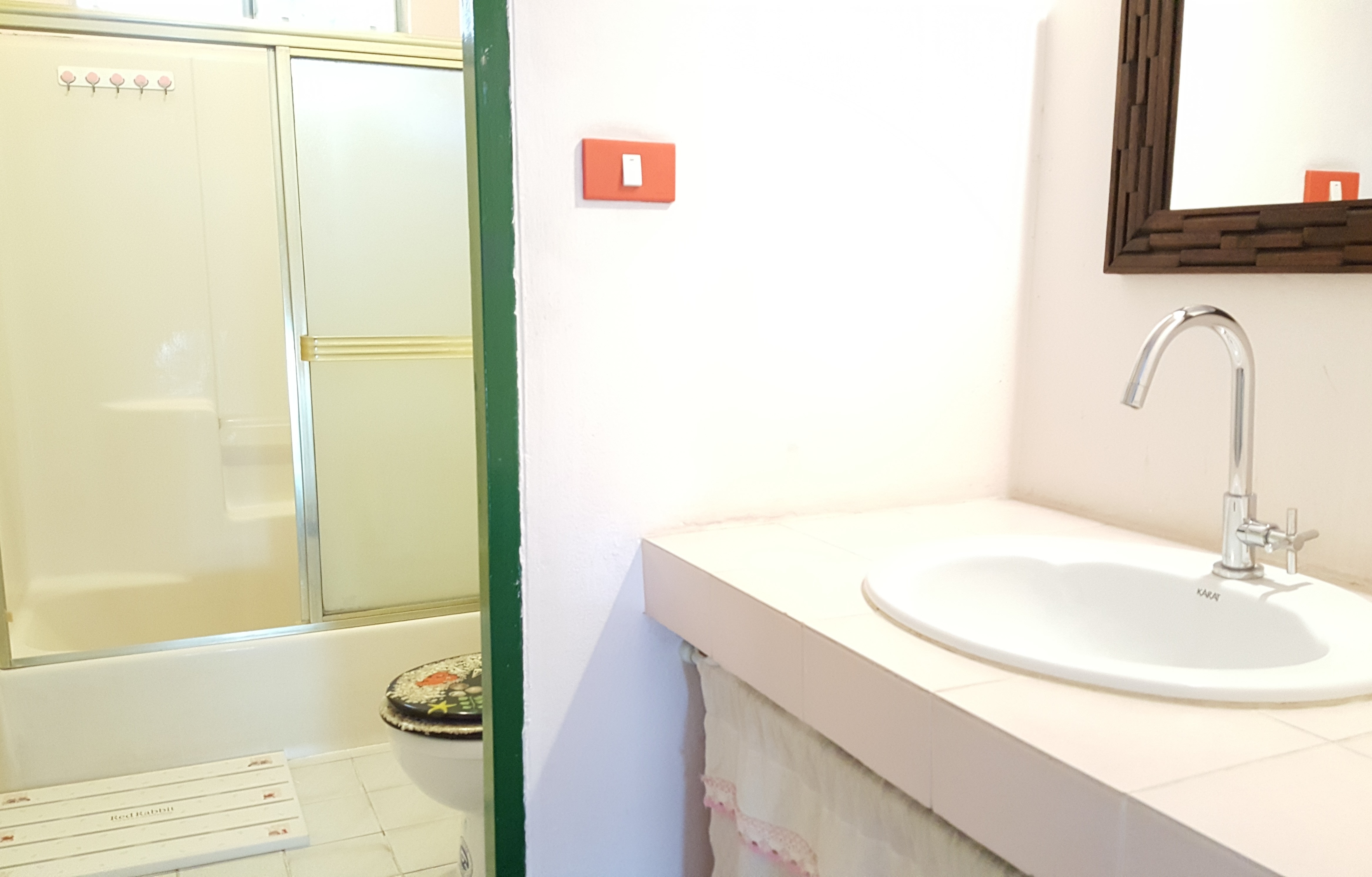 チェンマイの女性専用タイ古式マッサージスクール「V-チェンマイ」の共同トイレ＆シャワー＆洗面台（2F）