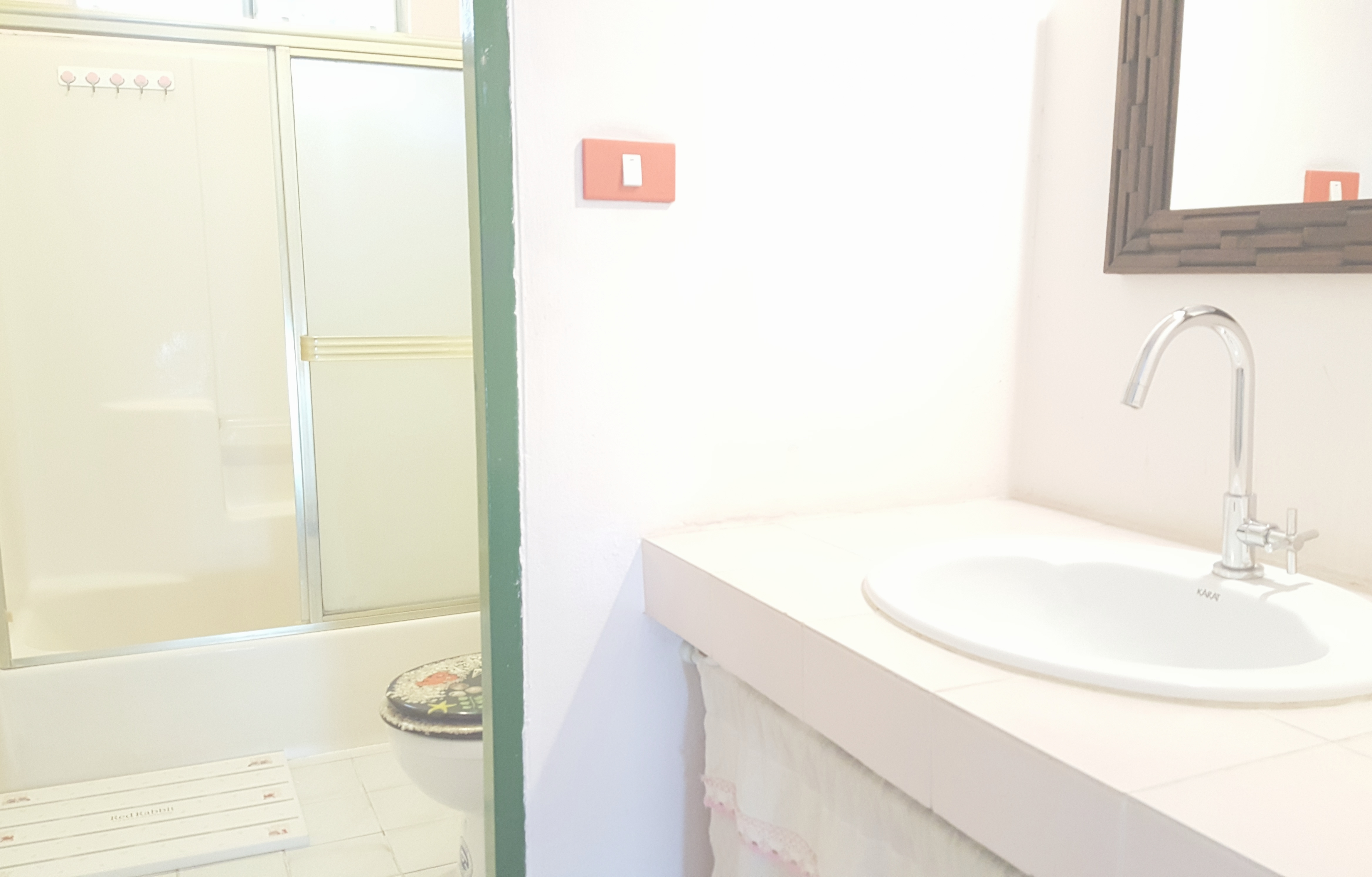 チェンマイの女性専用タイ古式マッサージスクール「V-チェンマイ」の共同トイレ＆シャワー＆洗面台（2F）