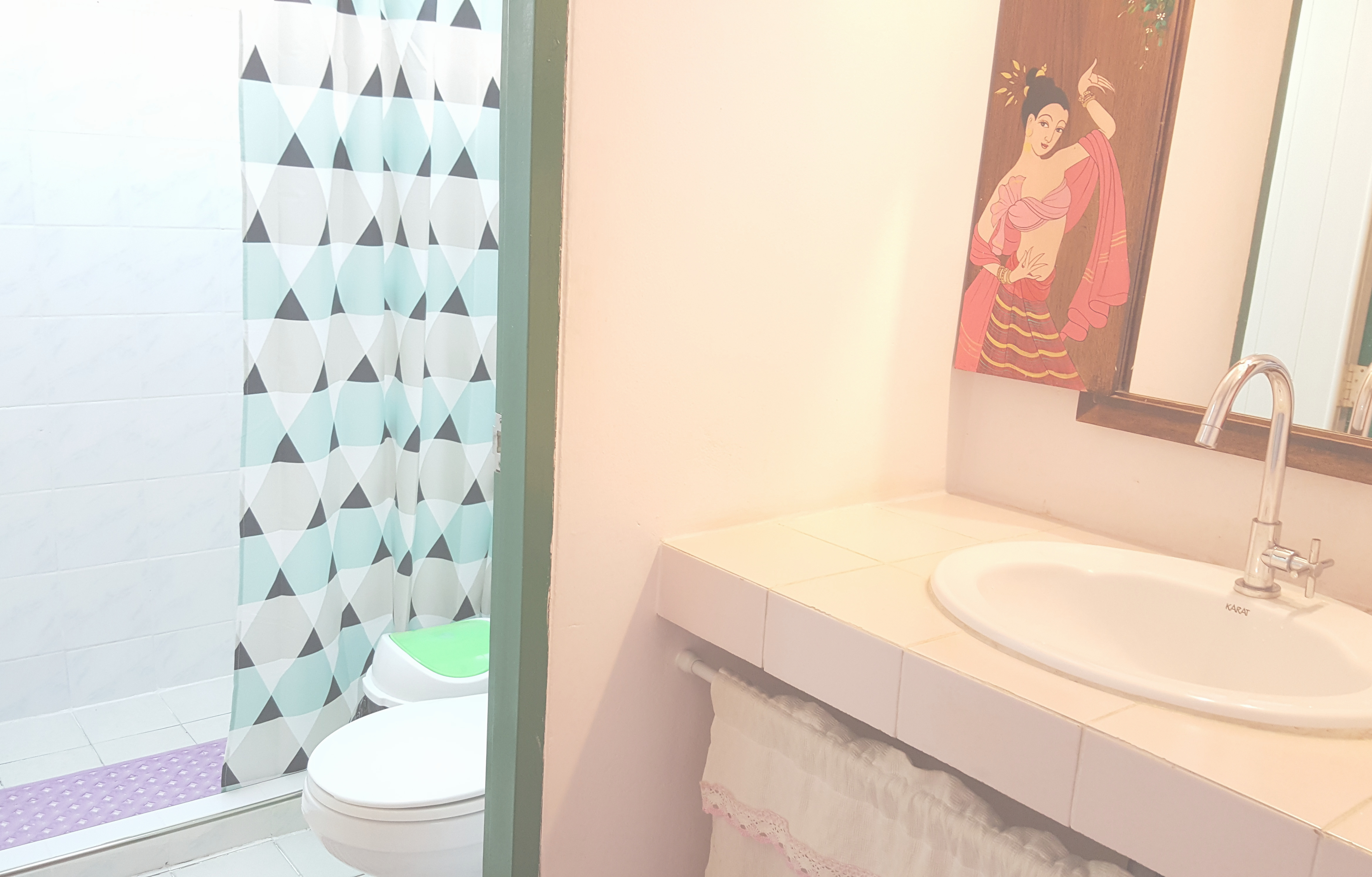 チェンマイの女性専用タイ古式マッサージスクール「V-チェンマイ」の共同シャワー＆トイレ＆洗面台（1F）