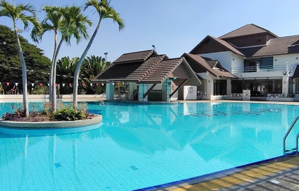 チェンマイのタイ古式マッサージスクール「V-チェンマイ」の近隣プール