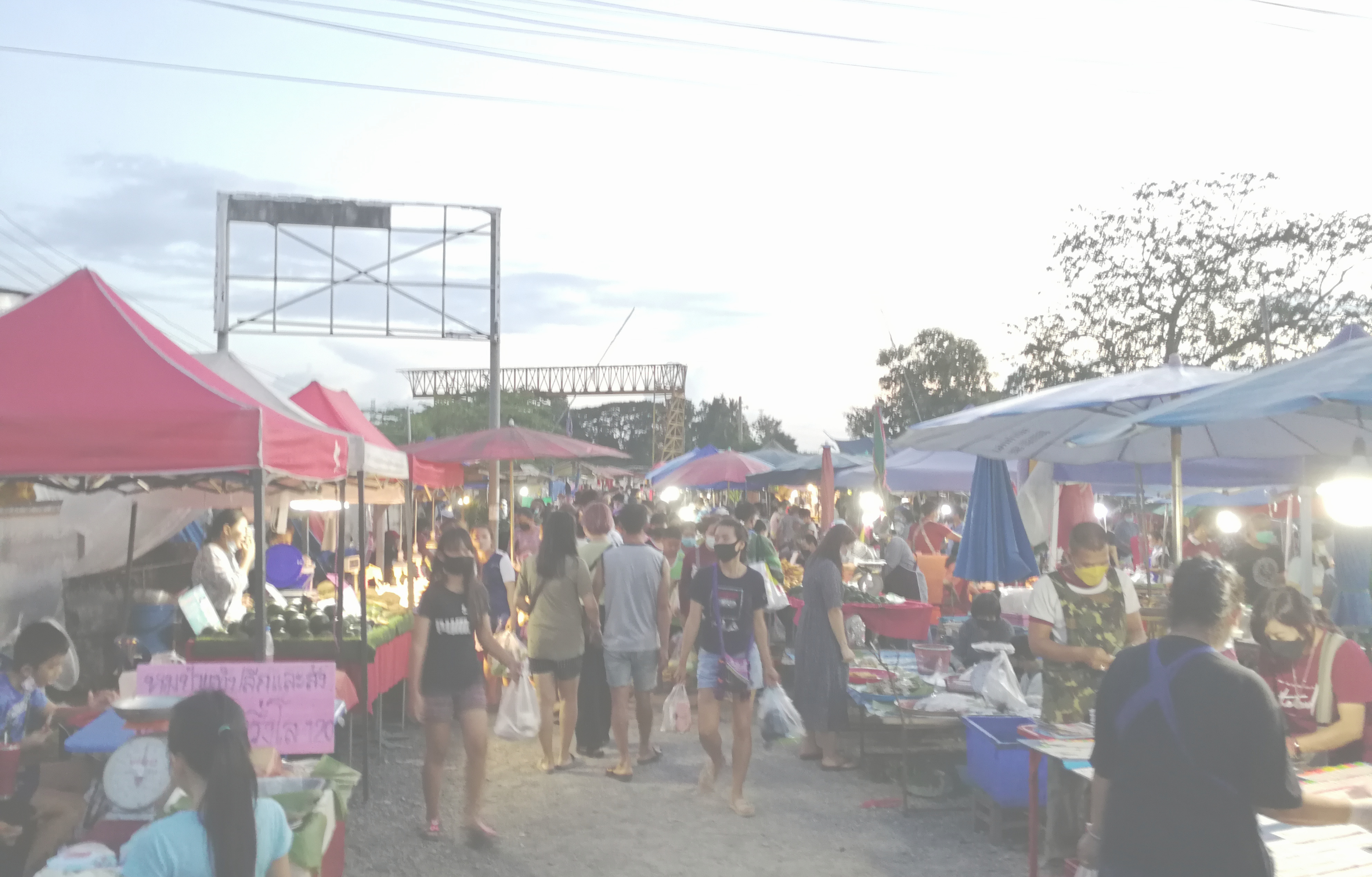 チェンマイのタイ古式マッサージスクール「V-チェンマイ」の近隣青空市場