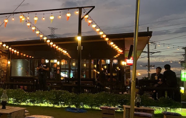 チェンマイのタイ古式マッサージスクール「V-チェンマイ」の近隣オシャレ居酒屋風